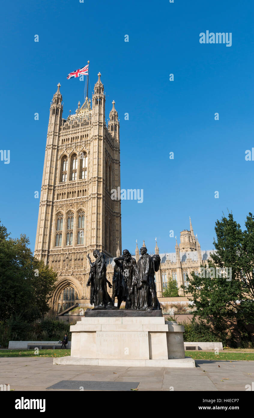 Vista di Victoria Torre del Palazzo del Parlamento e la scultura di Auguste Rodin 'i borghesi di Calais', London, Regno Unito Foto Stock