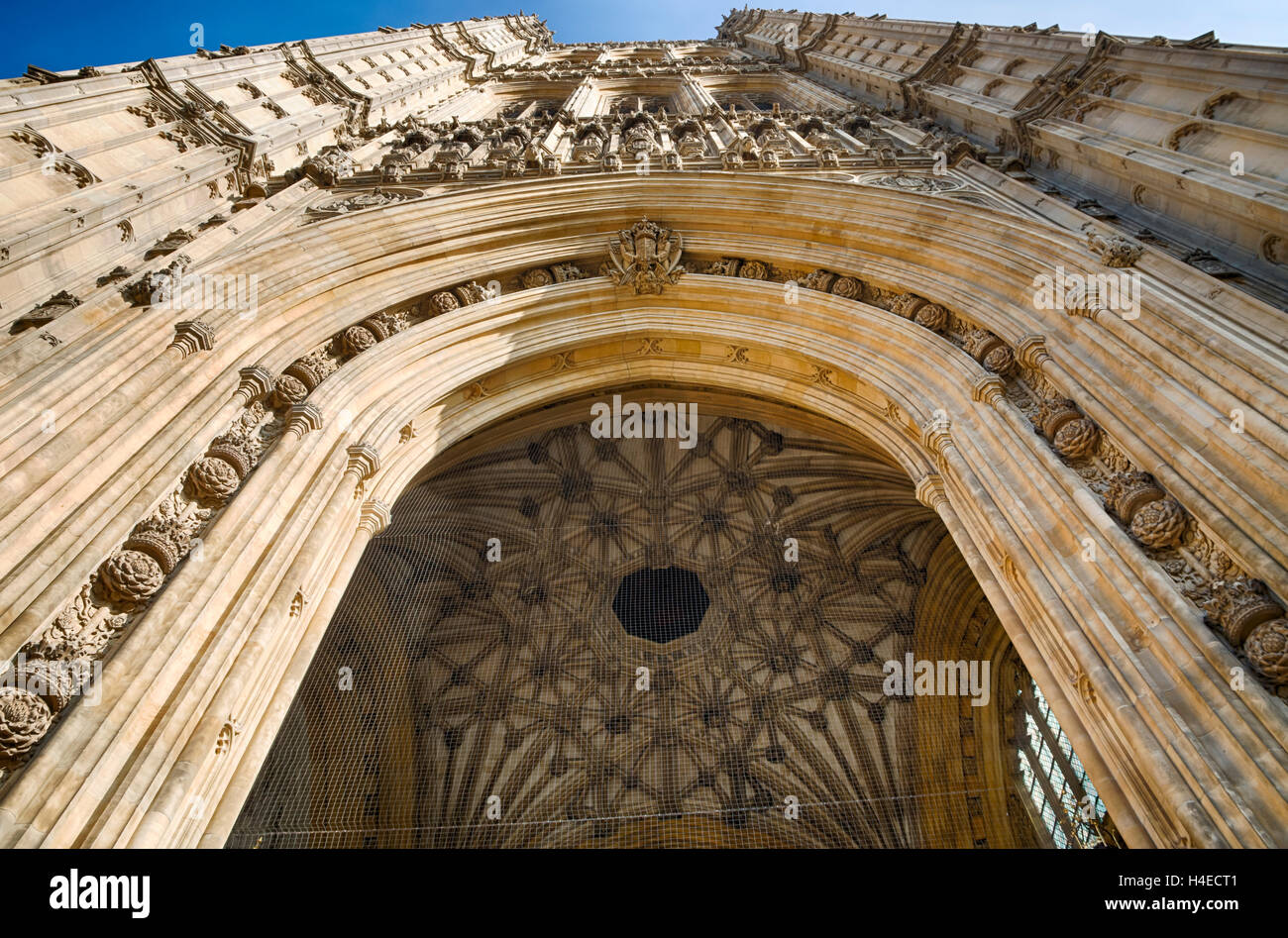 Guardando verso l'alto in corrispondenza della torre di Victoria e di sovrano di ingresso al Palazzo di Westminster, London REGNO UNITO Foto Stock