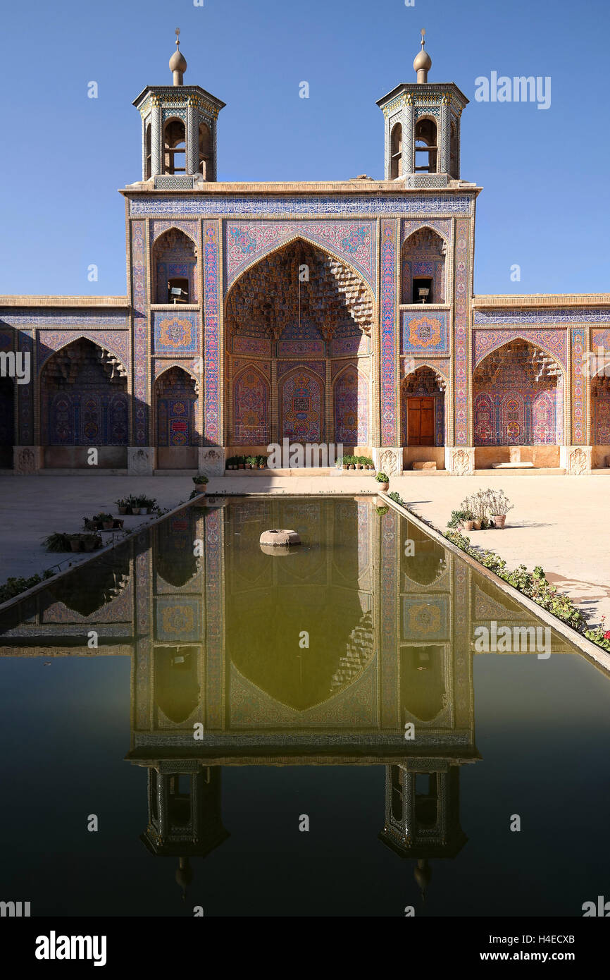 La mattina presto a Nasir-ol-Molk moschea, noto anche come la Moschea di rosa, Shiraz, Iran Foto Stock