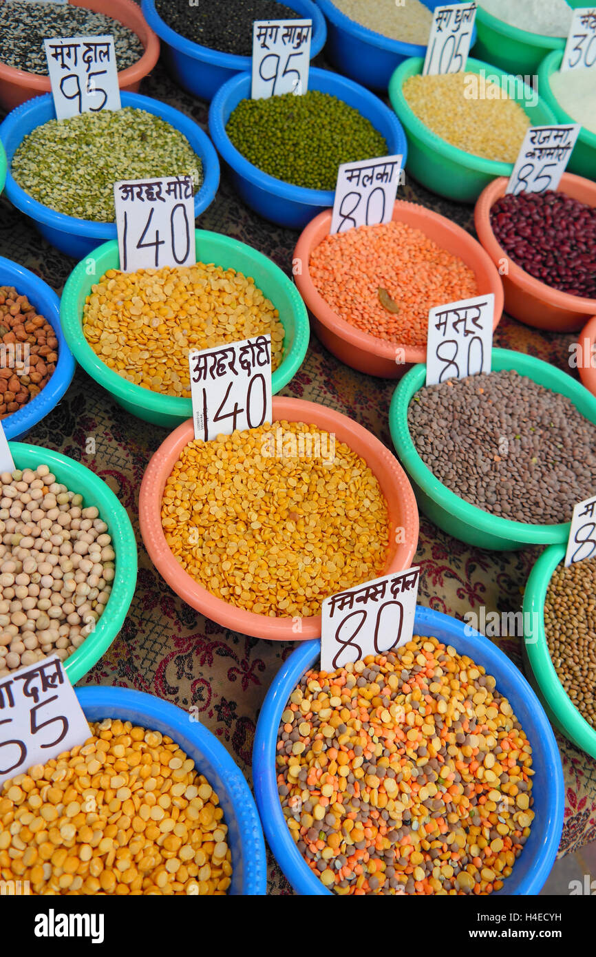 Gli impulsi e le lenticchie per la vendita nel mercato delle spezie, Chandi Chowk, Vecchia Delhi, India Foto Stock