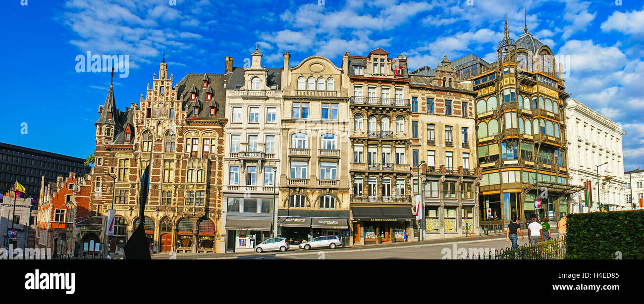 Il modo migliore per raggiungere il Palazzo Reale dal mercato è il Coudenberg street con il suo stile art nouveau mansions Foto Stock