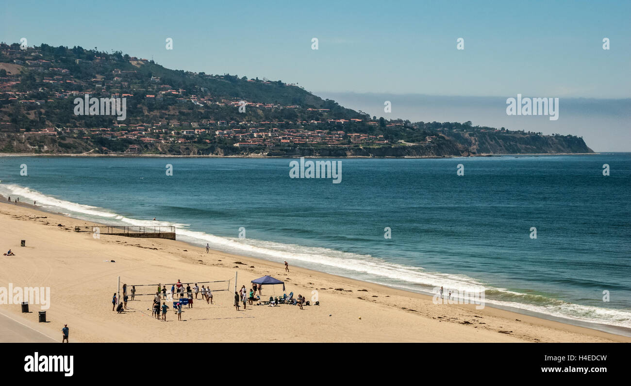 Beach volley in Redondo Beach in Metro di Los Angeles, California con Palos Verdes Peninsula in background. (USA) Foto Stock