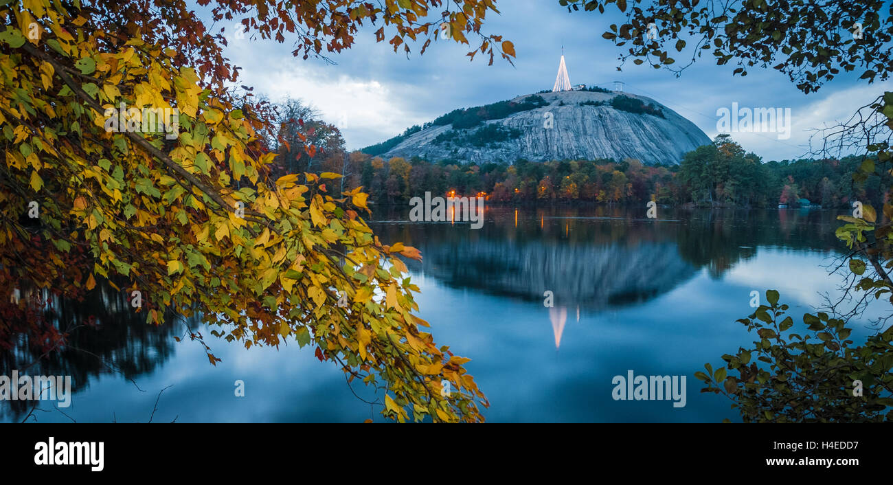 Scenic autunno vista al tramonto di montagna in pietra da Stone Mountain Park campeggio vicino ad Atlanta, Georgia. Foto Stock