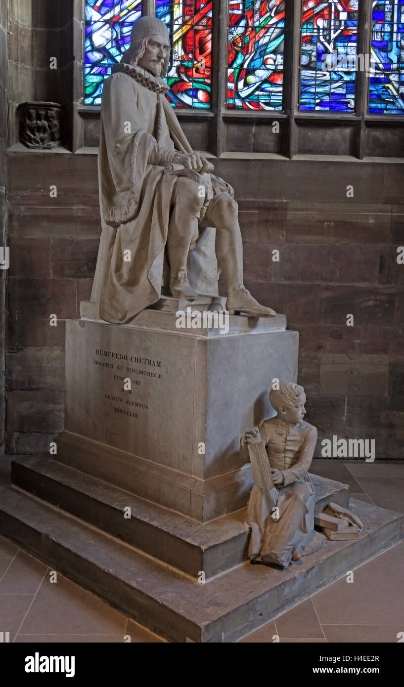 Sir Humphrey Chetham statua,Cattedrale di Manchester, Inghilterra, Regno Unito Foto Stock
