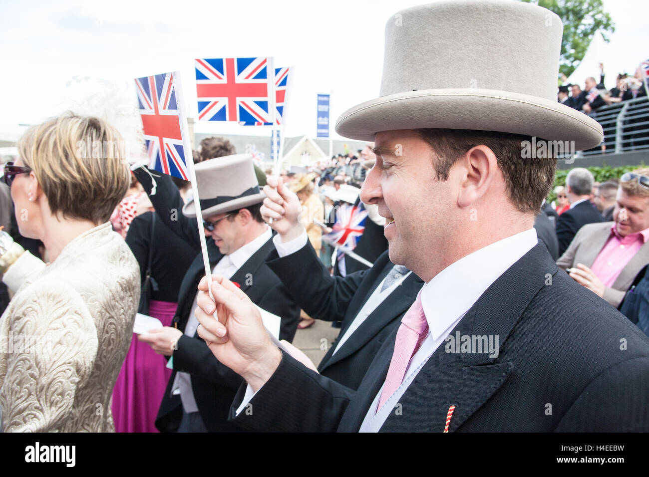 Royal Ascot,Horse Racing sale riunioni.popolare evento sul calendario sociale a cui ha partecipato la regina in Berkshire, Inghilterra. Onorevoli giorno. Foto Stock