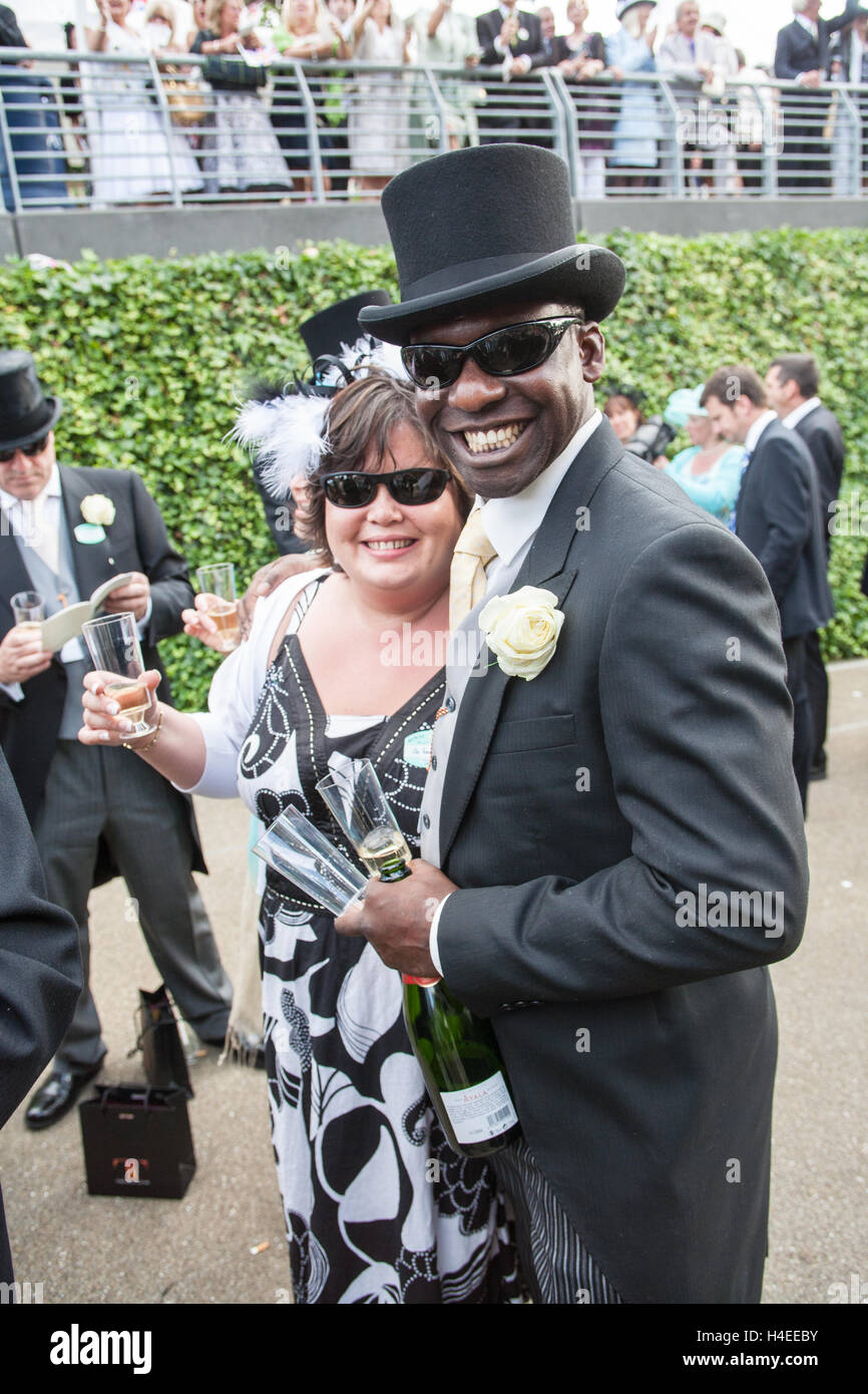 Royal Ascot,Horse Racing sale riunioni.popolare evento sul calendario sociale a cui ha partecipato la regina in Berkshire, Inghilterra. Onorevoli giorno. Foto Stock