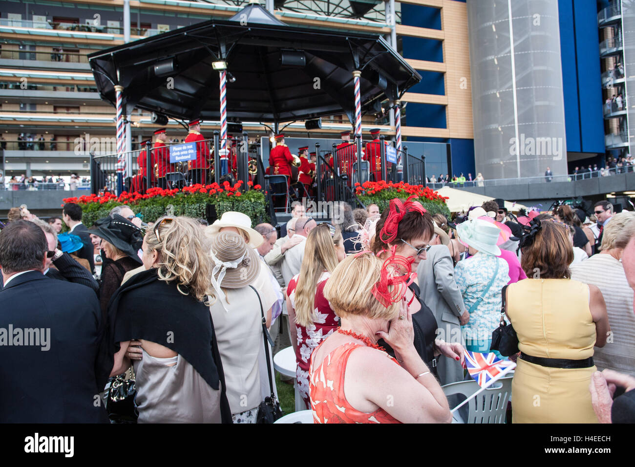 Royal Ascot,Horse Racing sale riunioni.popolare evento sul calendario sociale a cui ha partecipato la regina in Berkshire, Inghilterra. Onorevoli giorno. Foto Stock