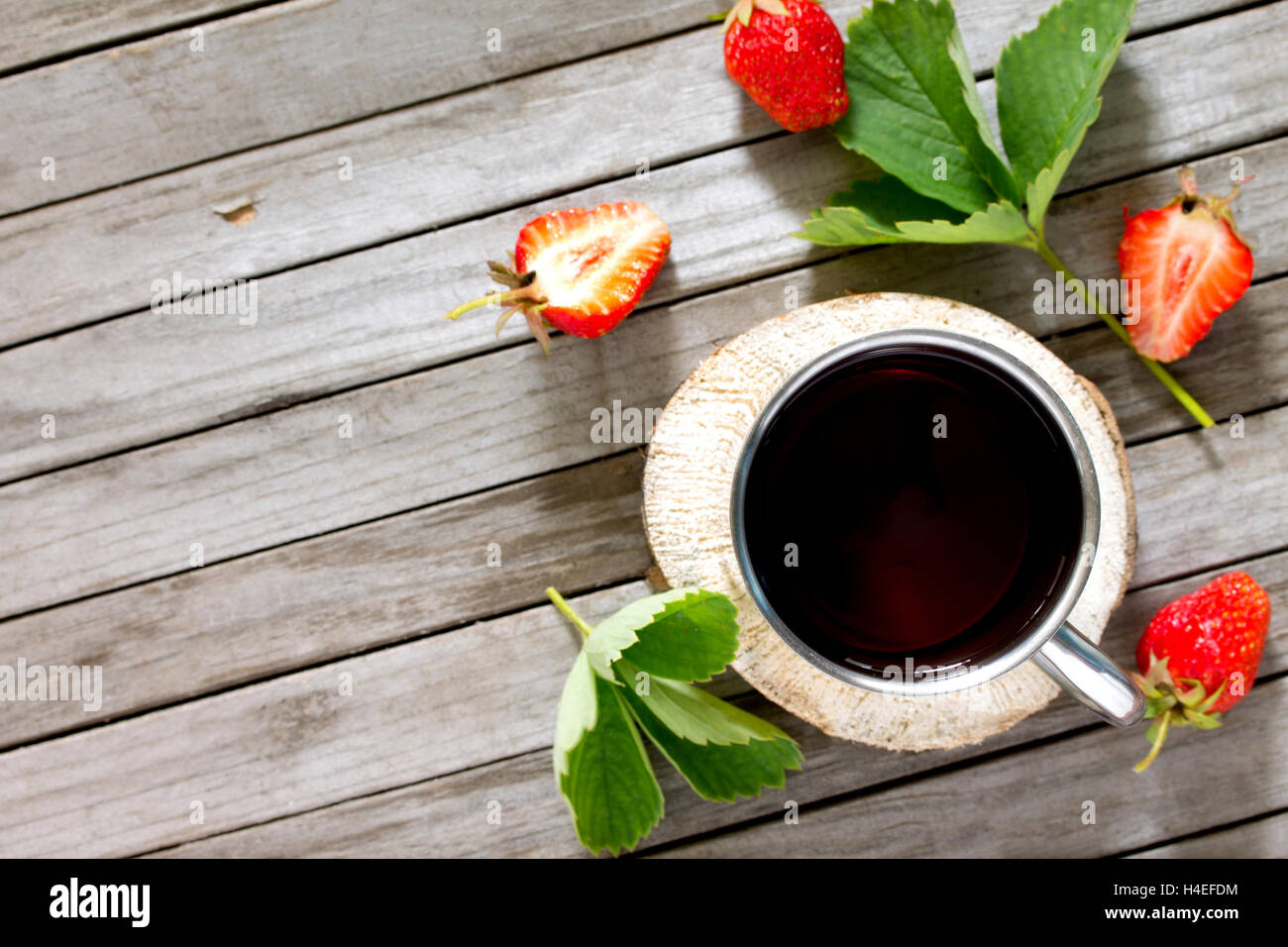 La tradizione estate bere succo di fragole e menta con spazio copia vista dall'alto. Foto Stock