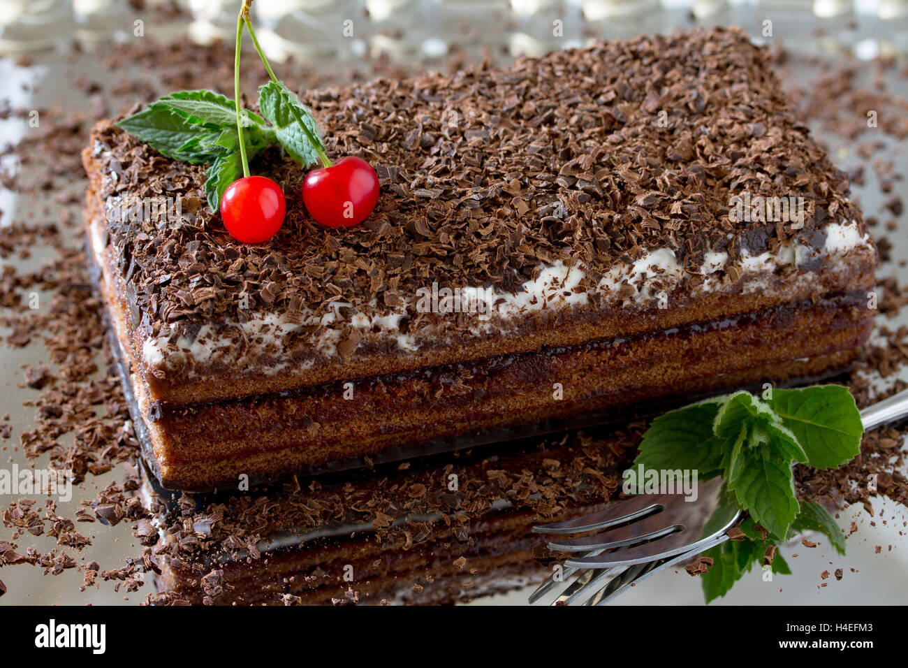 Torta della Foresta Nera torta della Foresta Nera, il cioccolato fondente e ciliegia dessert su un sfondo di metallo Foto Stock