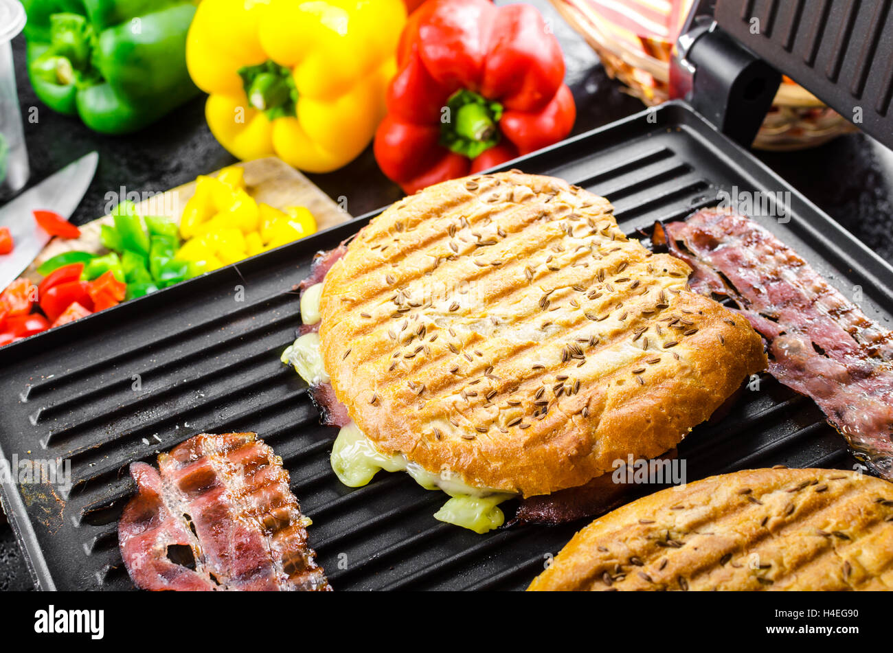 Fare panini, panini shop, ketchup, senape, olio d'oliva Bottiglia, erbe, tovaglioli e preparare vegetale Foto Stock