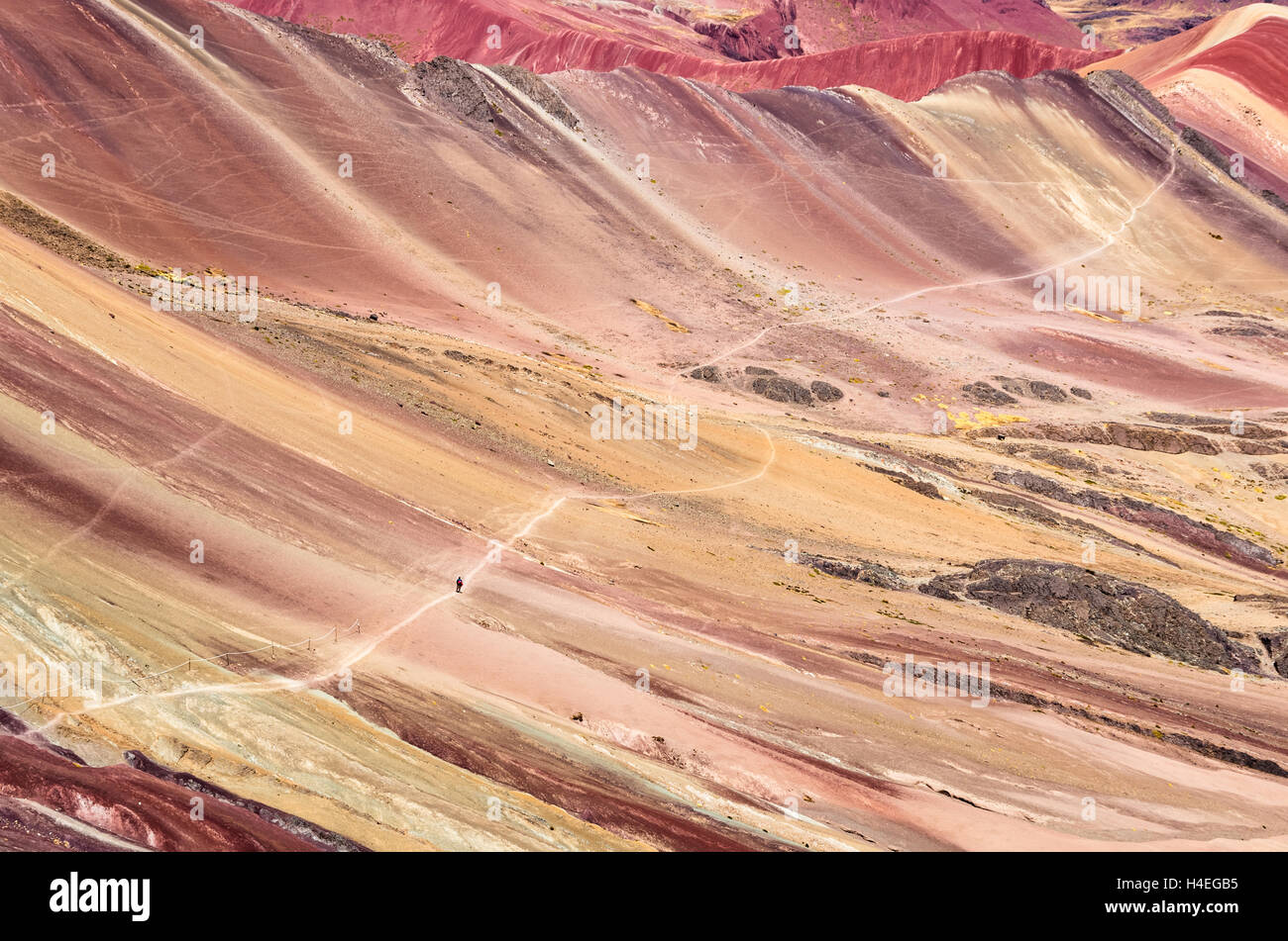 Rainbow montagne conosciuto anche come Cerro Colorado (spagnolo) o Vinicunca (Quechua) - appena al di sopra di 5000 m sopra il livello del mare, Ande del Perù Foto Stock