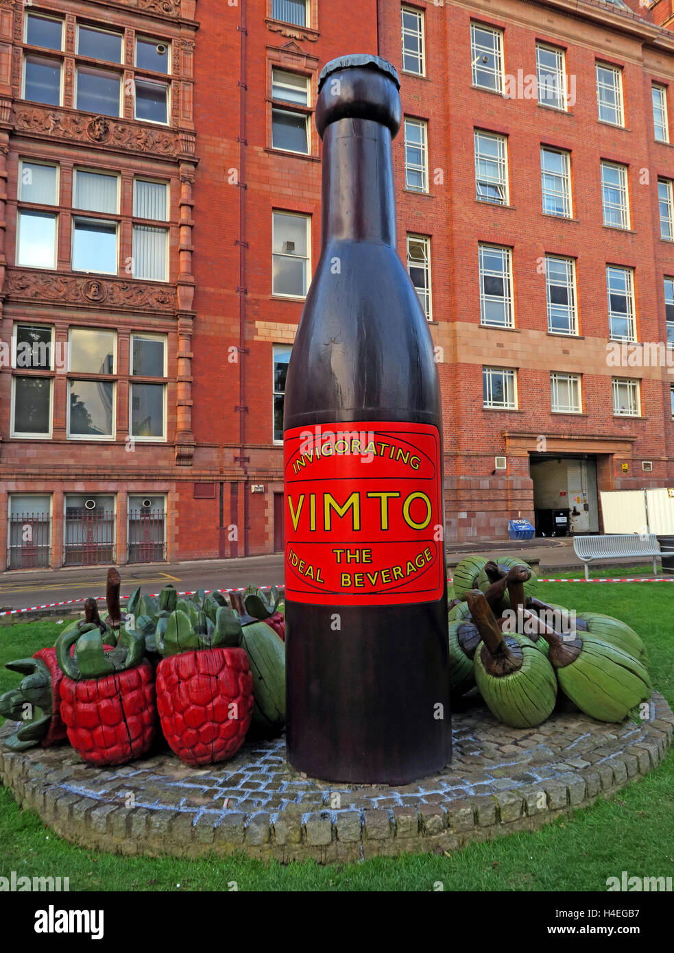 Vimto gigante di bevanda a base di frutta monumento bottiglia,Manchester University,l'Inghilterra,UK Foto Stock