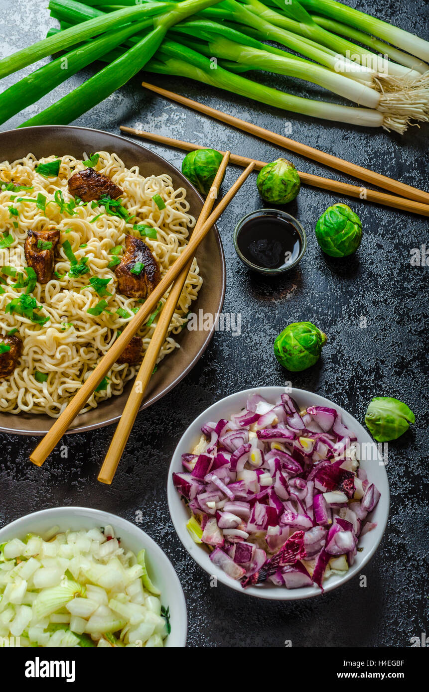 Asian pollo Insalata di tagliatelle, cipolle fresche, germogli e cipolline Foto Stock