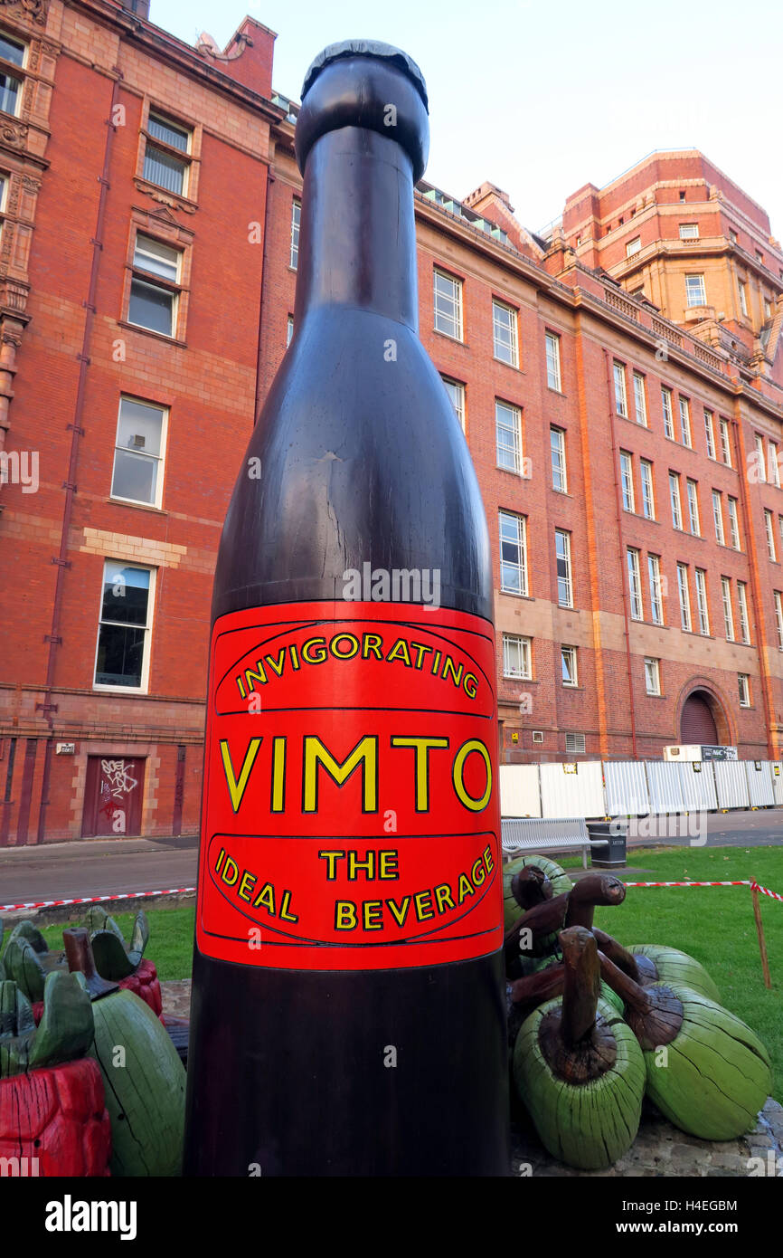 Vimto gigante di bevanda a base di frutta monumento bottiglia,Manchester University,l'Inghilterra,UK Foto Stock