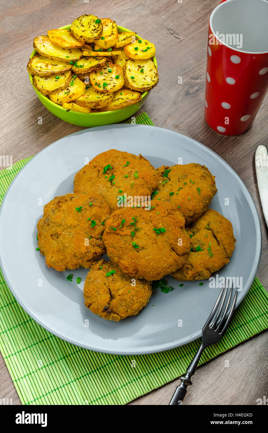 Panato croccante schnitzel a fungo con il francese di fritte Foto Stock