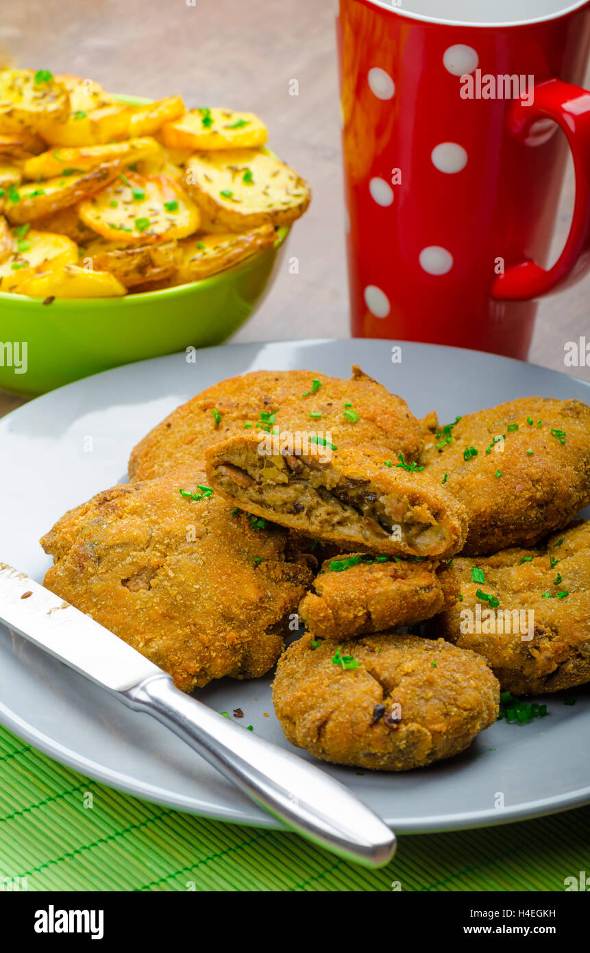 Panato croccante schnitzel a fungo con il francese di fritte Foto Stock