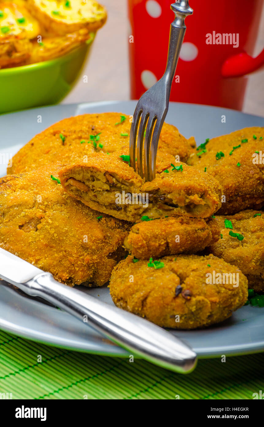 Panato croccante schnitzel a fungo con il francese di fritte Foto Stock