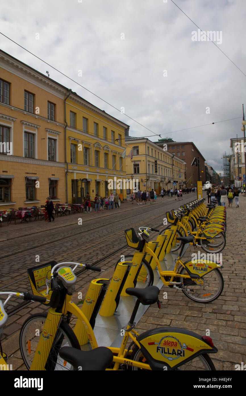 Le biciclette a noleggio sono disponibili in questa comoda posizione sulla Piazza del Senato nel centro di Helsinki, Finlandia. Foto Stock