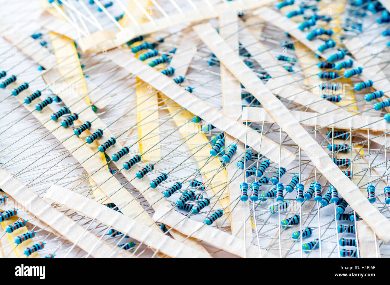 Striscia di pelo con resistenze gettato sulla parte superiore di ciascun altro Foto Stock