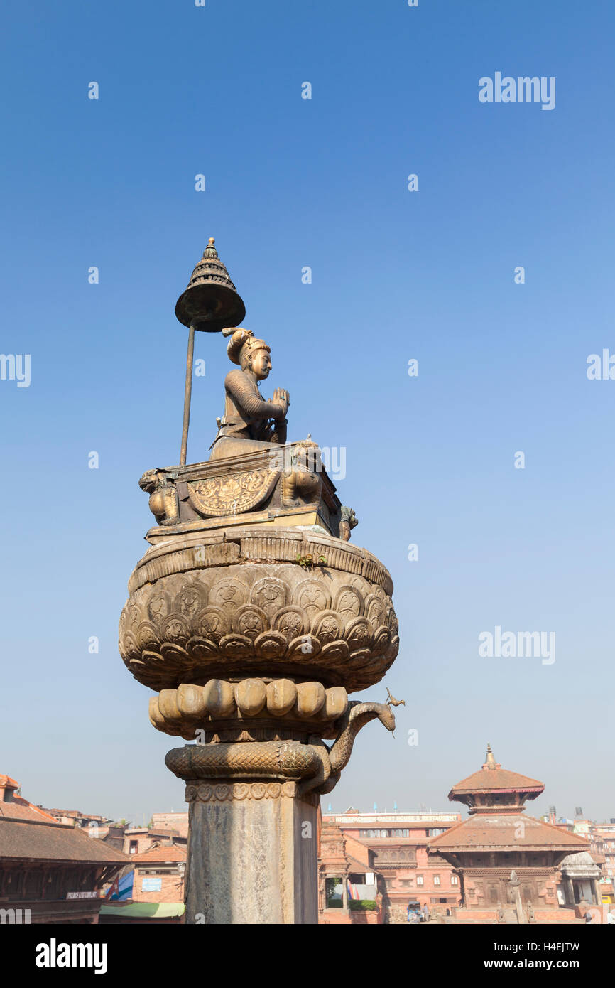Statua di re Bhupatindra Malla, Durbar Square, Bhaktapur, Nepal Foto Stock