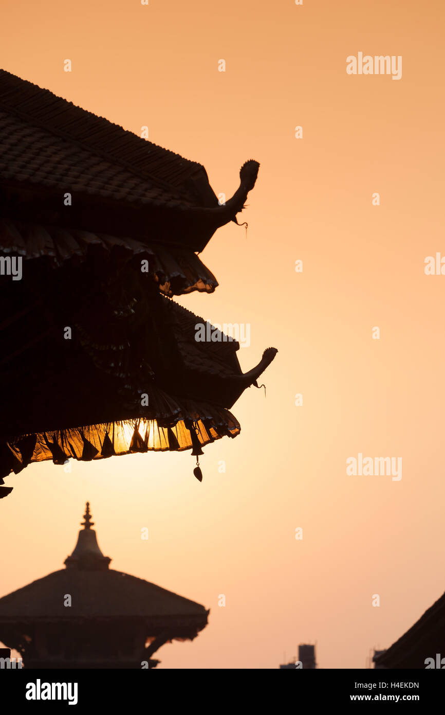 Tramonto in Durbar Square con silhouette di templi, Bhaktapur, Nepal Foto Stock