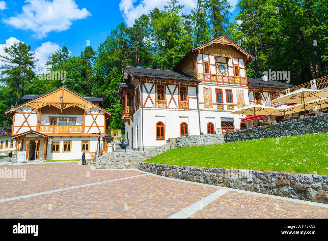 SZCZAWNICA, Polonia - giu 10, 2014: parco con edifici storici nel centro storico della città di Szczawnica, Polonia. Molti polacchi venuti qui ricevere trattamenti per la salute a causa di buon clima. Foto Stock