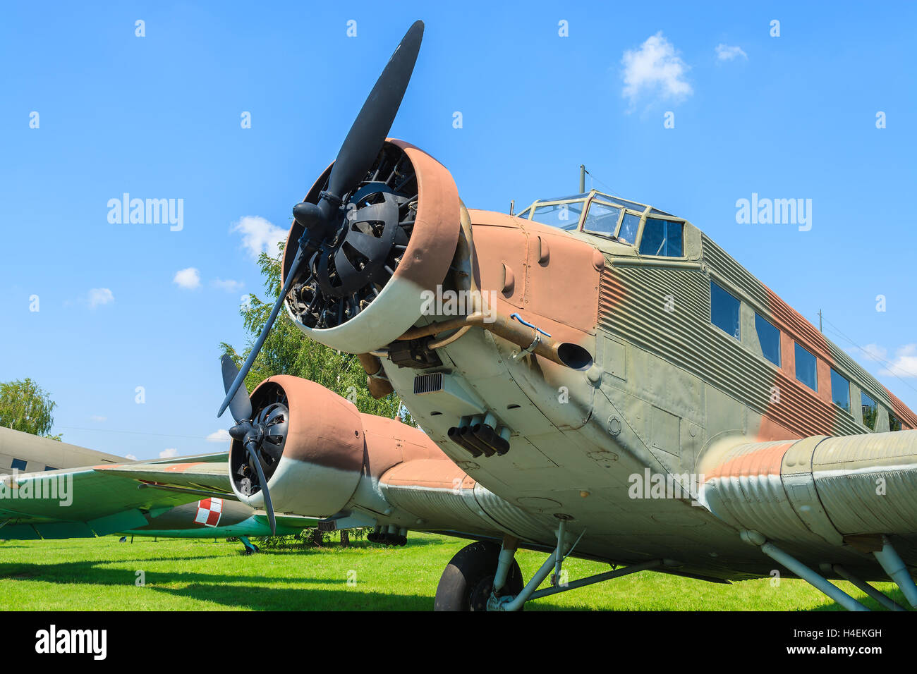 Cracovia museo di aviazione, Polonia - Lug 27, 2014: vecchi aerei bombardieri in mostra nel museo a cielo aperto della storia dell'aviazione in Cracovia in Polonia. In estate spesso airshows avvengono qui. Foto Stock