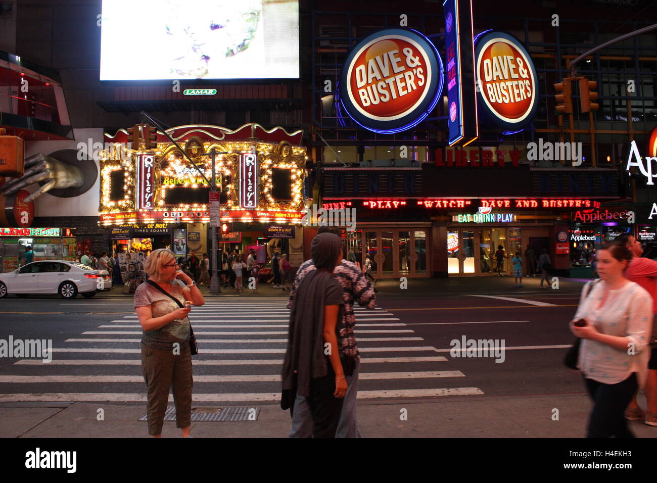 Times Square zebra crossing da Dave & Busters Foto Stock