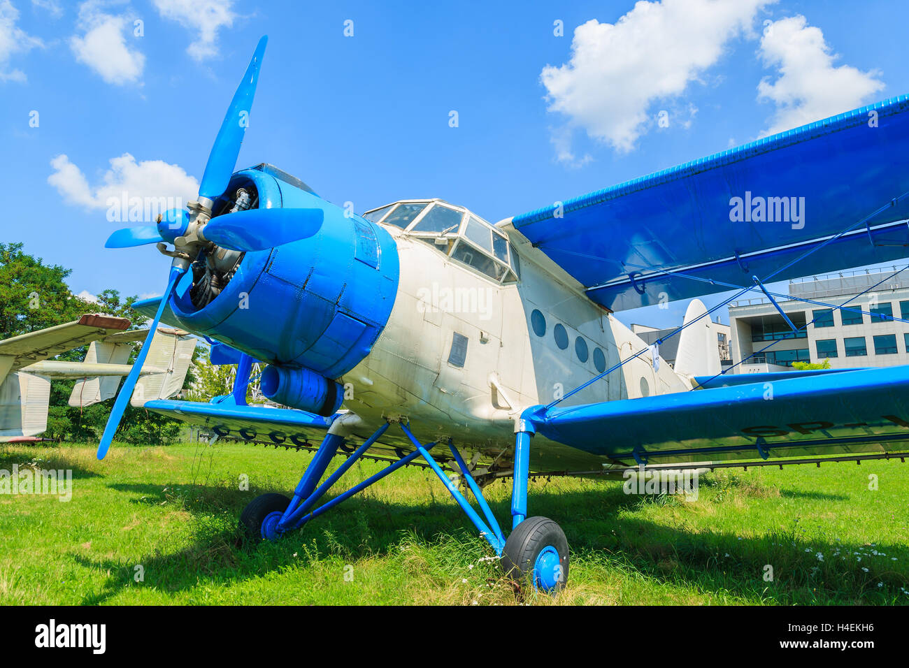 Vecchio Blu e bianco su aeromobili mostra nel museo a cielo aperto della storia dell'aviazione in Cracovia in Polonia. Foto Stock