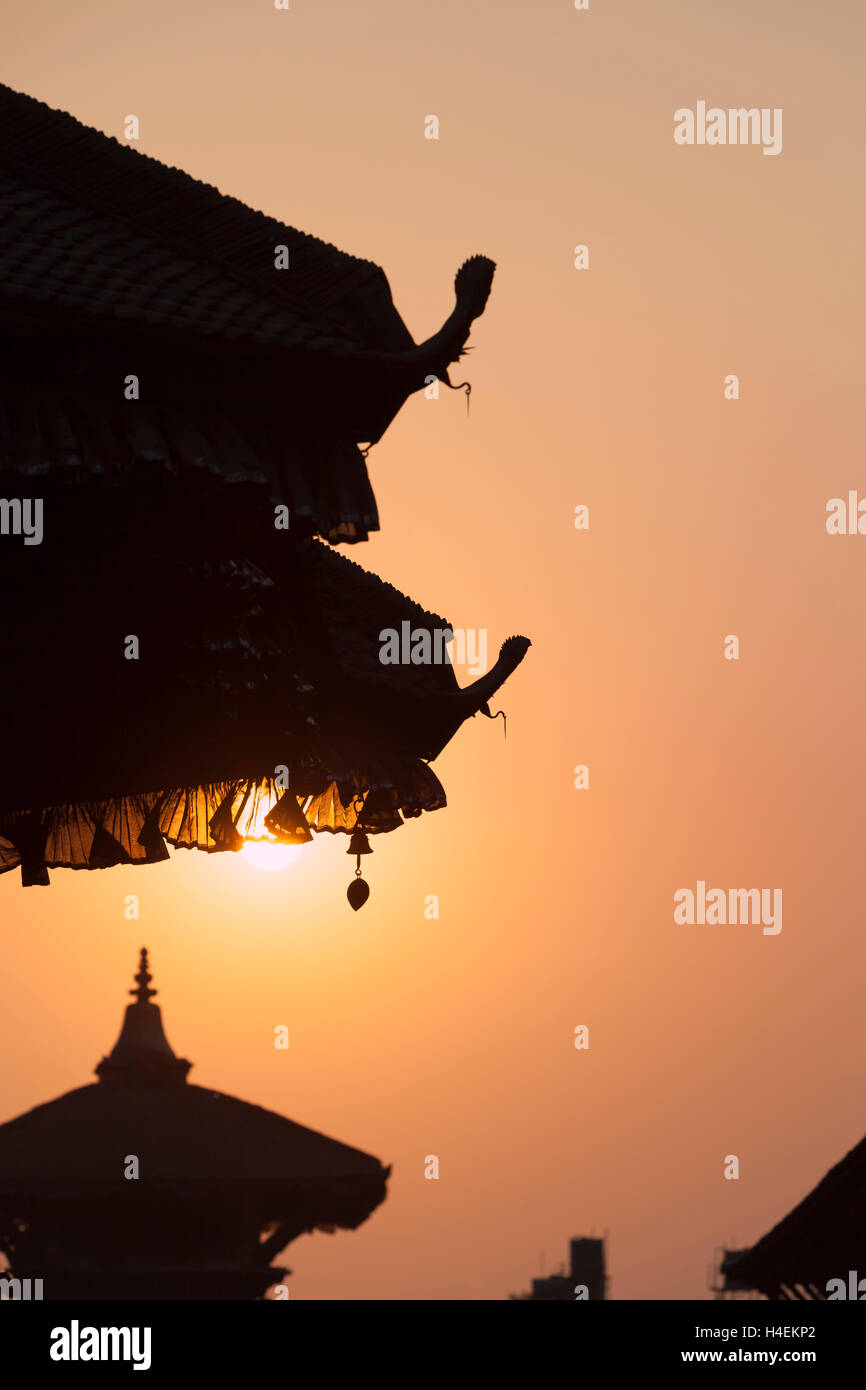 Tramonto in Durbar Square con silhouette di templi, Bhaktapur, Nepal Foto Stock