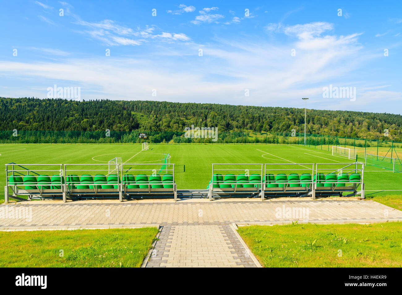 Campo di calcio sulla soleggiata giornata estiva in monti Bieszczady, Polonia Foto Stock