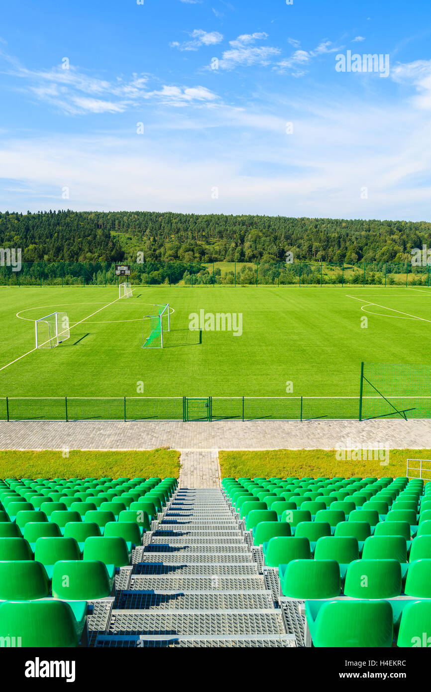 Campo di calcio sulla soleggiata giornata estiva in monti Bieszczady, Polonia Foto Stock