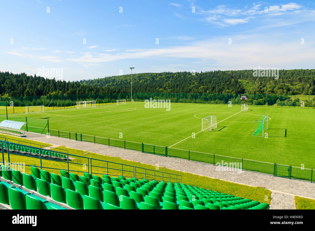 Campo di calcio sulla soleggiata giornata estiva in monti Bieszczady, Polonia Foto Stock