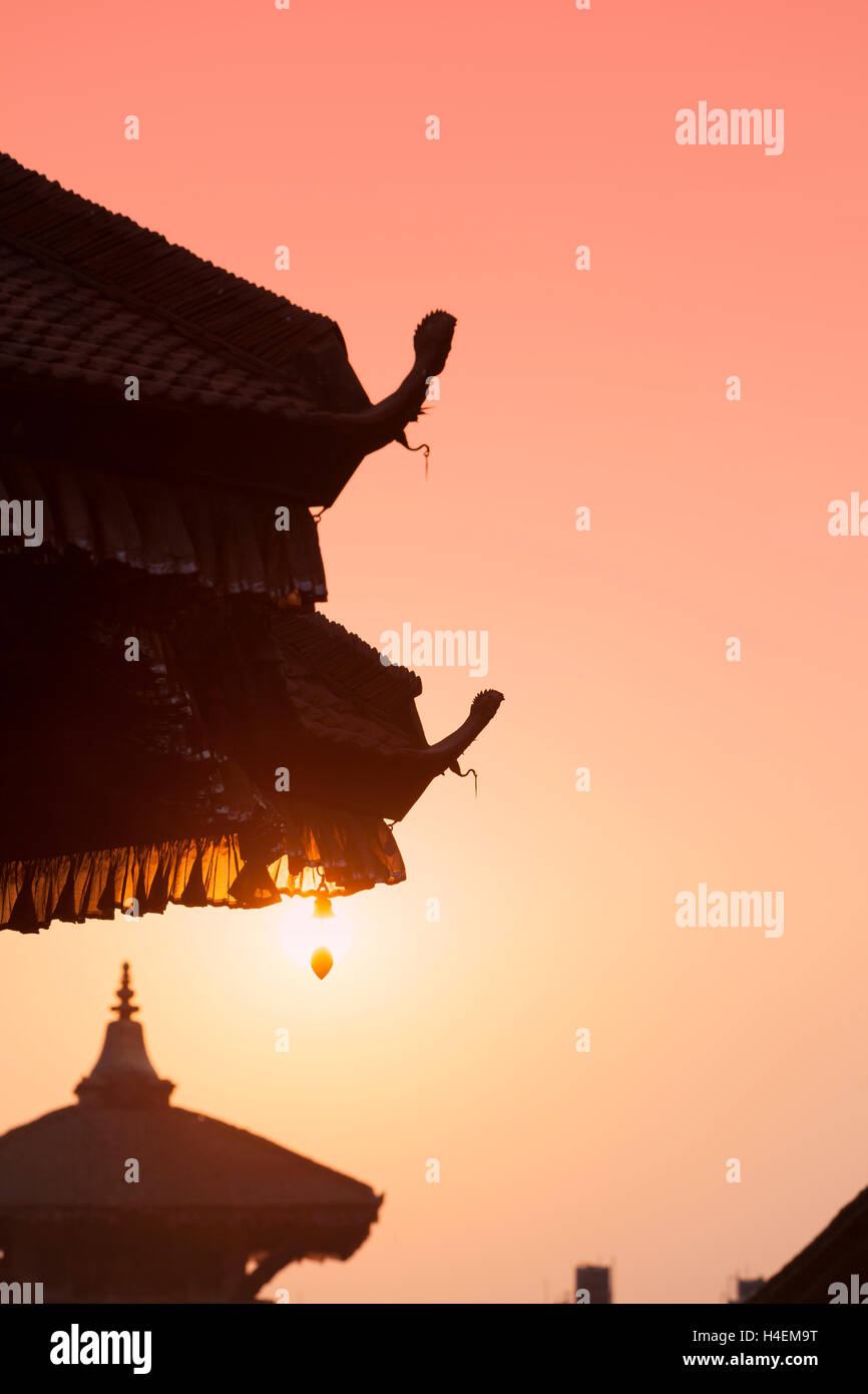 Tramonto in Durbar Square con silhouette di templi, Bhaktapur, Nepal Foto Stock