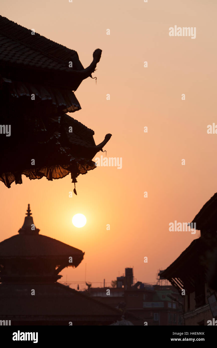 Tramonto in Durbar Square con silhouette di templi, Bhaktapur, Nepal Foto Stock