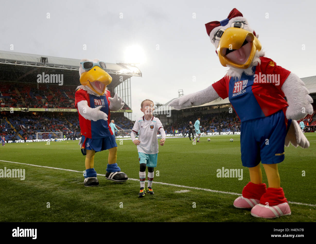 Il palazzo di cristallo mascotte Pete l'Aquila (sinistra) e Alice L'Aquila (a destra) con un match day mascotte prima della Premier League a Selhurst Park, Londra. Foto Stock