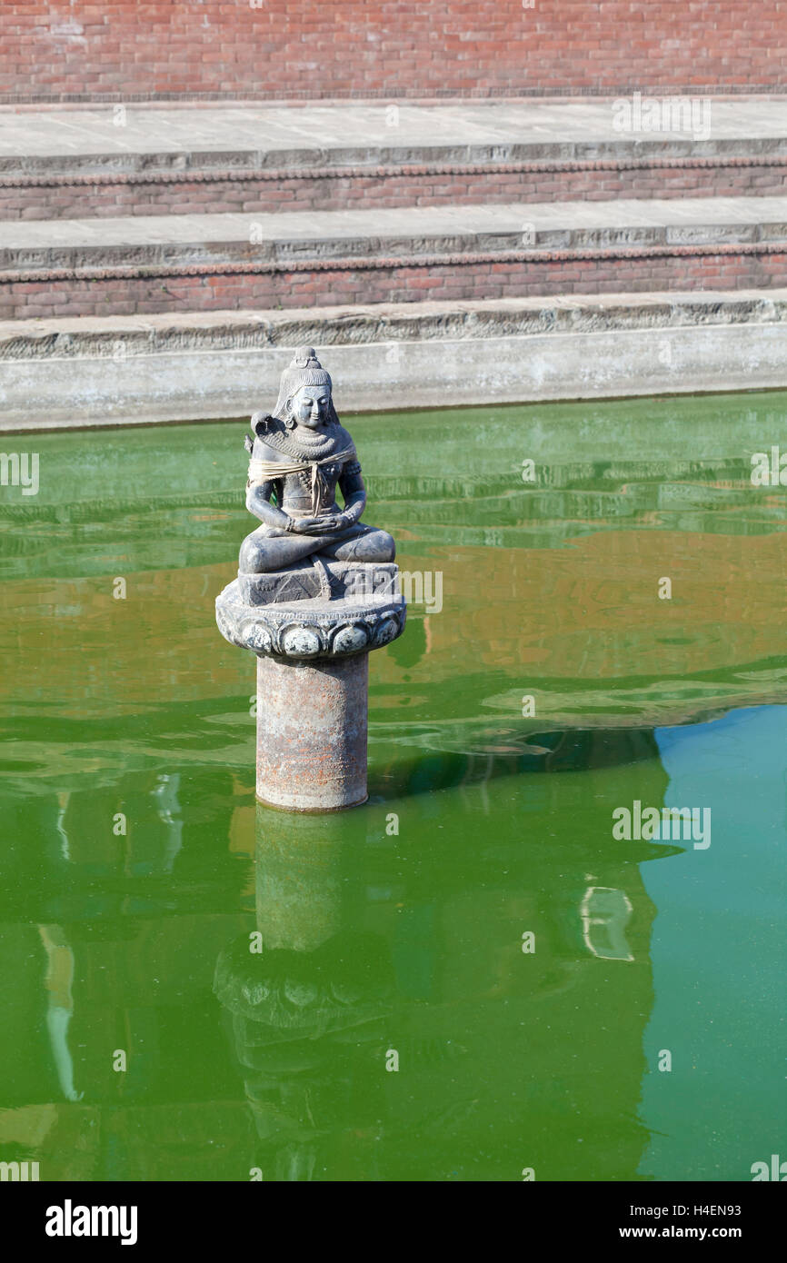 Statua di Buddha in un laghetto verde, Bhaktapur, Nepal Foto Stock