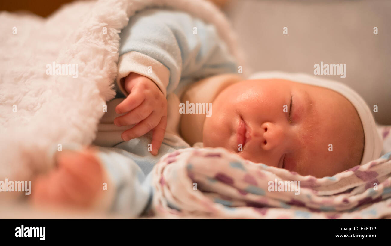 Carino piccolo bambino dorme Foto Stock