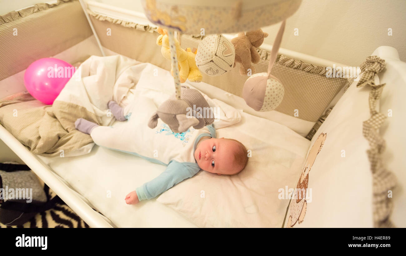 Il bambino che giace nella sua culla Foto Stock