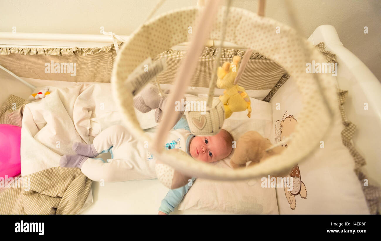 Il bambino che giace nella sua culla Foto Stock