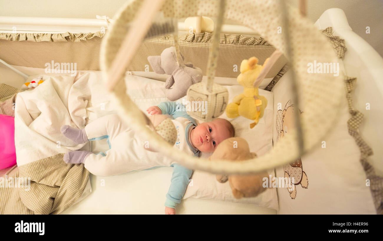 Il bambino che giace nella sua culla Foto Stock