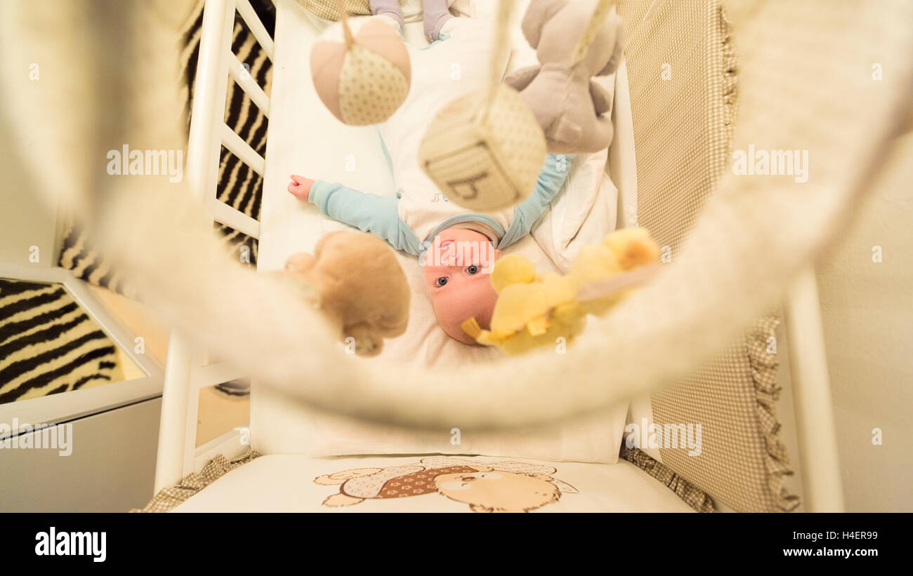 Il bambino che giace nella sua culla Foto Stock