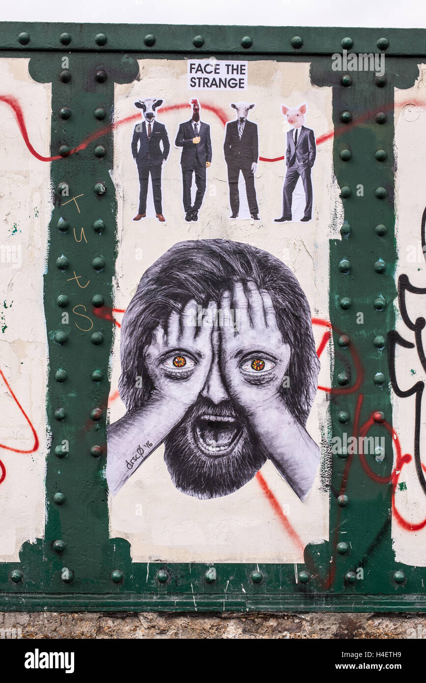 Il murale che rappresenta l uomo che copre il viso con le mani e gli occhi disegnati su di loro e quattro uomo vestito elegantemente con facce di animali Foto Stock