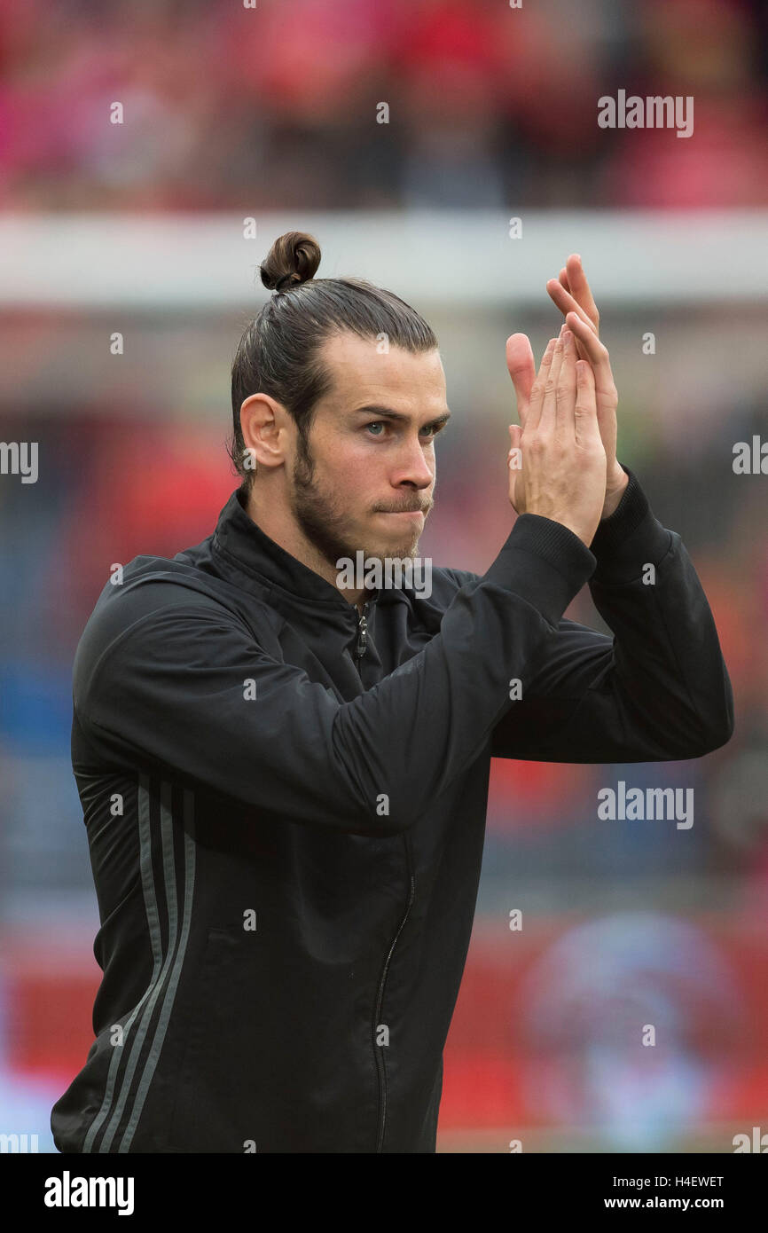 Gareth Bale battendo le mani durante il warm up davanti a un gioco per il Galles squadra di calcio. Foto Stock