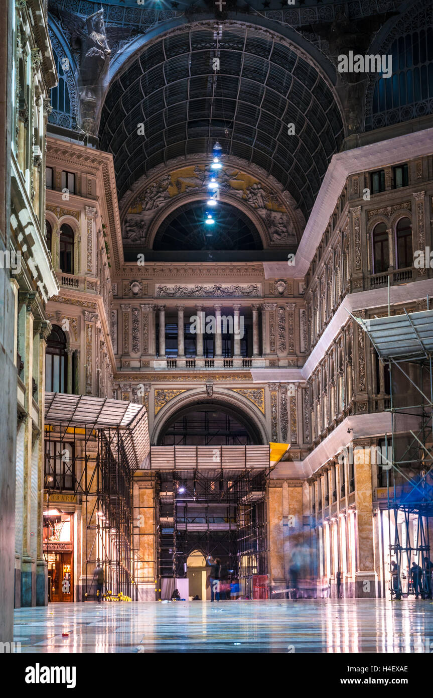 La Galleria Umberto I di Napoli ITALIA: La Galleria fu costruito per stimolare il commercio e per essere un simbolo della rinascita della città. Foto Stock