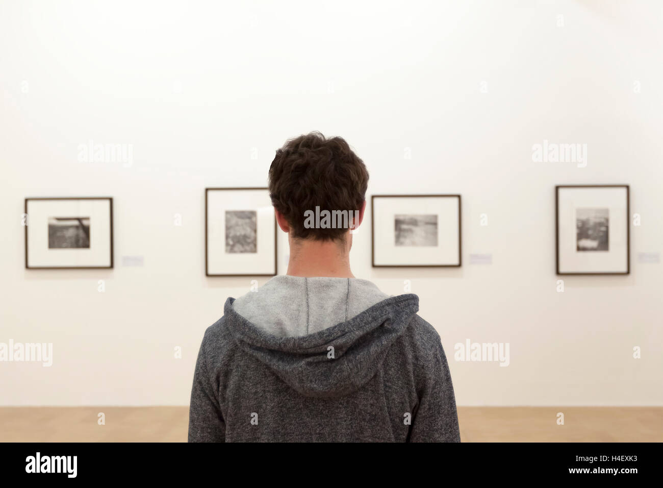 I giovani adulti a guardare dipinti nel museo di arte moderna di Parigi Foto Stock