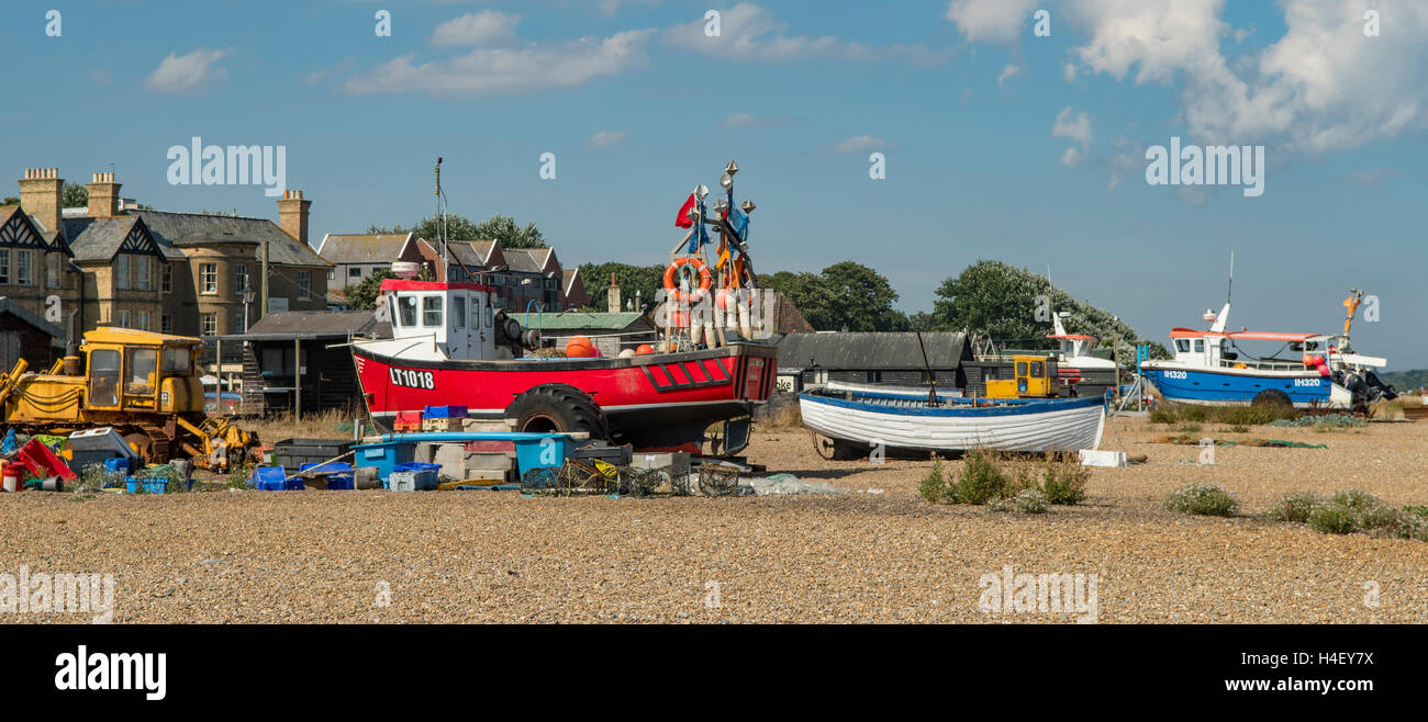 Spiaggiata barche da lavoro, Aldeburgh Panorama, Suffolk, Inghilterra Foto Stock