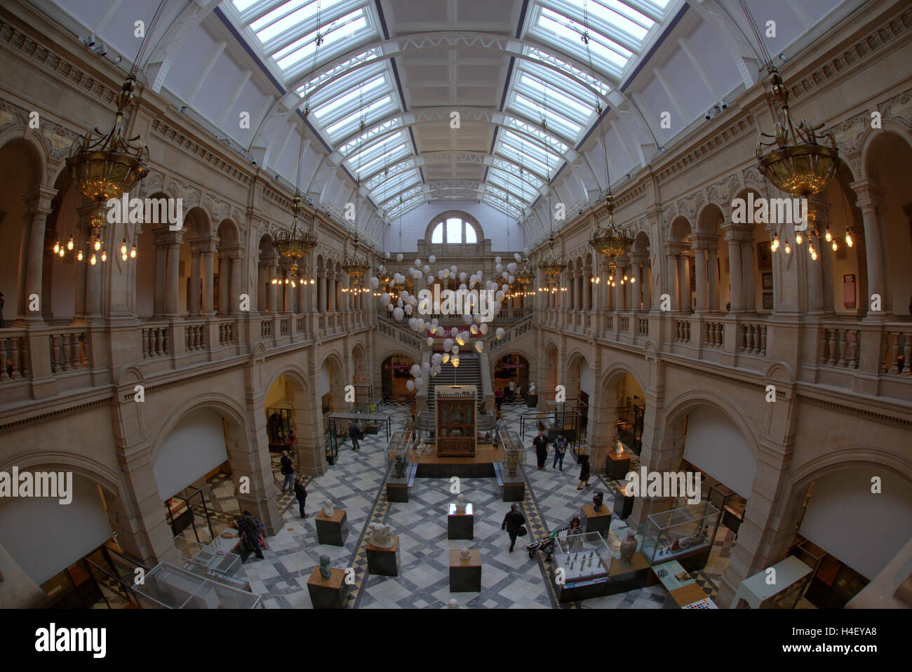 Glasgow Kelvingrove Museum interno all'interno di gallerie Foto Stock