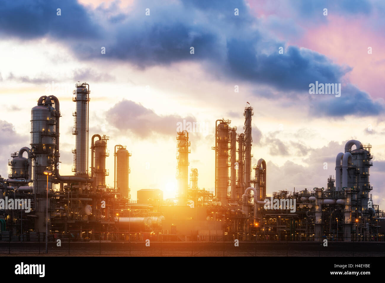 Raffineria di petrolio al tramonto a Rotterdam, Paesi Bassi. Foto Stock