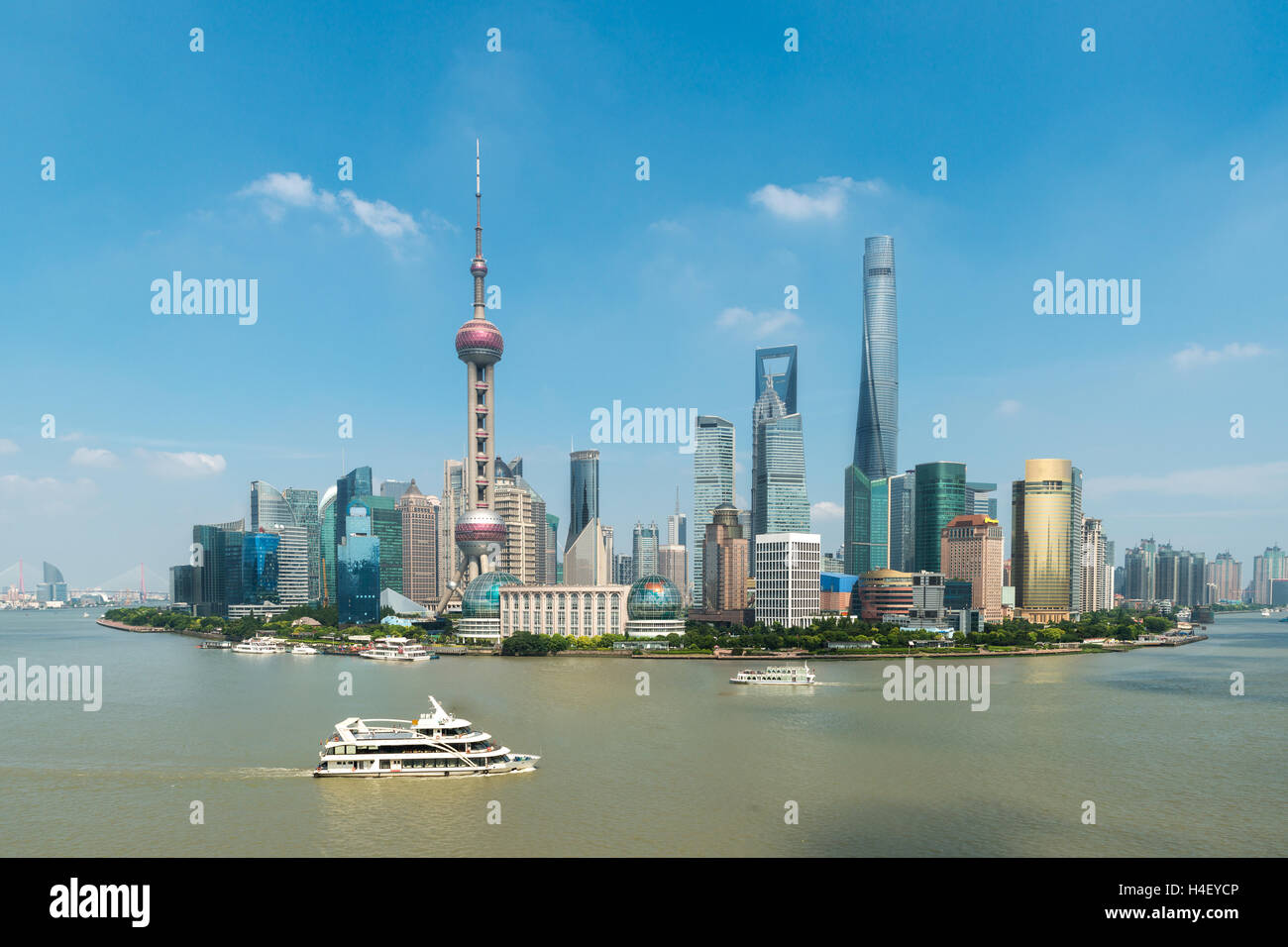 Vista aerea di Shanghai Shanghai lujiazui finance e il quartiere degli affari del commercio sullo skyline di zona con la nave di crociera, Shanghai in Cina Foto Stock